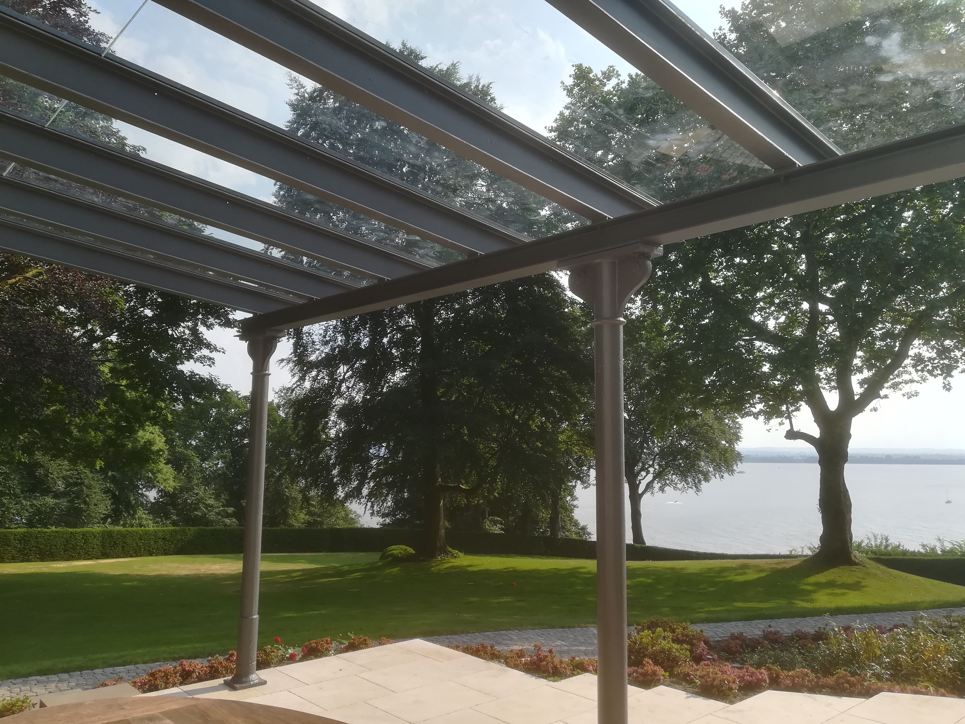 Free-standing glass roof